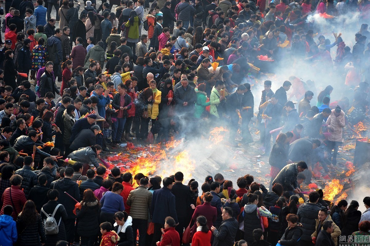 2016年2月12日,55万市民前来给财神爷上香祭拜,场面火热胜春运.