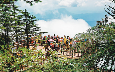 图为8月5日,游人在海拔2830米的瓦屋山景区山顶平台游览.