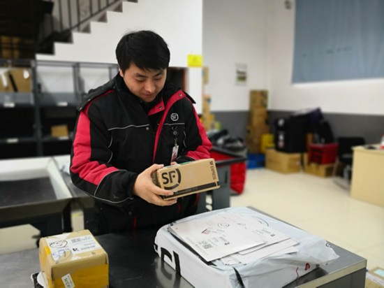 快递小哥孟令军:看到客户的微笑 特别有成就感