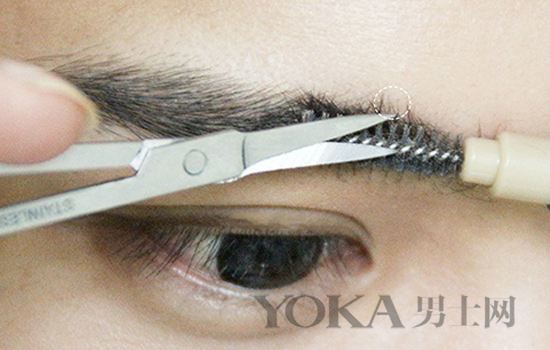 3.用修眉刀将眉头,眉峰,眉尾位置附近的杂毛去除.