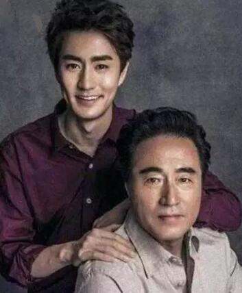 几乎没有花边新闻的杨玏就是一个,他是中国知名演员,老戏骨杨立新的