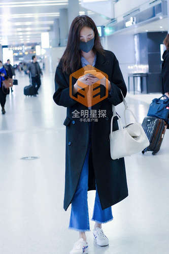 "萧筱"米露低调现身机场,衣着简约随性一路玩手机