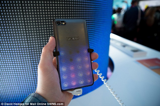 阿尔卡特发布模块化手机A5 机身配彩色闪光L