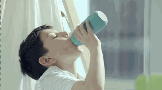 gululu可以抵御1米之内的跌落,不怕熊孩子将水杯打碎.