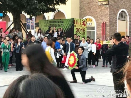 重庆一男子拿花圈求婚现场 女孩 断拒绝