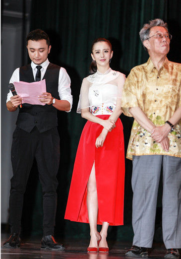 佟丽娅晒全家合影 无厘头ps作品求烟花笑翻网友(组图)