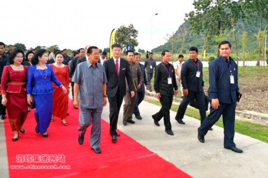 柬埔寨王国首相洪森出席马德望海螺投产剪彩仪式