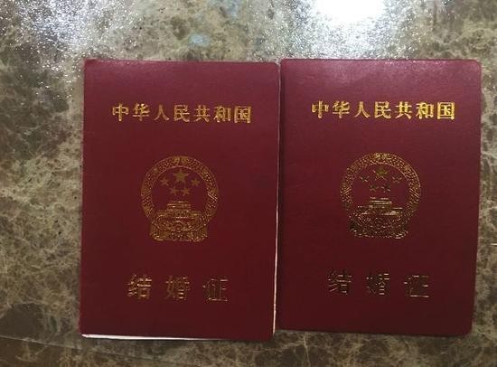 夫妻去离婚发现结婚证是假的 于是领了真结婚证--今日图片