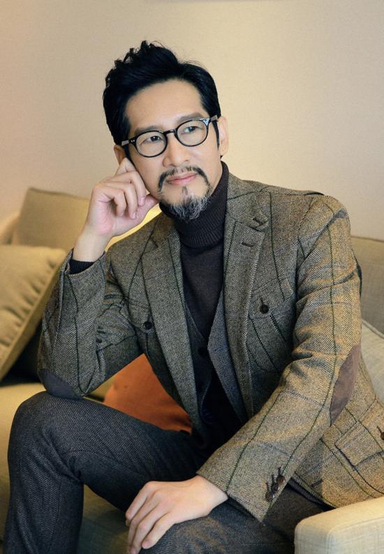 王劲松修身西装勾勒完美身线 沉稳儒雅气质自现