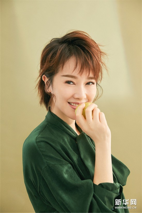 左小青初春写真曝光 眼神澄澈自信从容