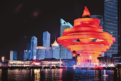 图为青岛标志性建筑五月的风夜景.   王映霞摄