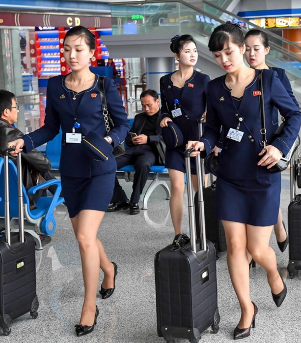 2012年7月,金正恩在视察平壤顺安国际机场曾亲自指示,空姐制服要适应